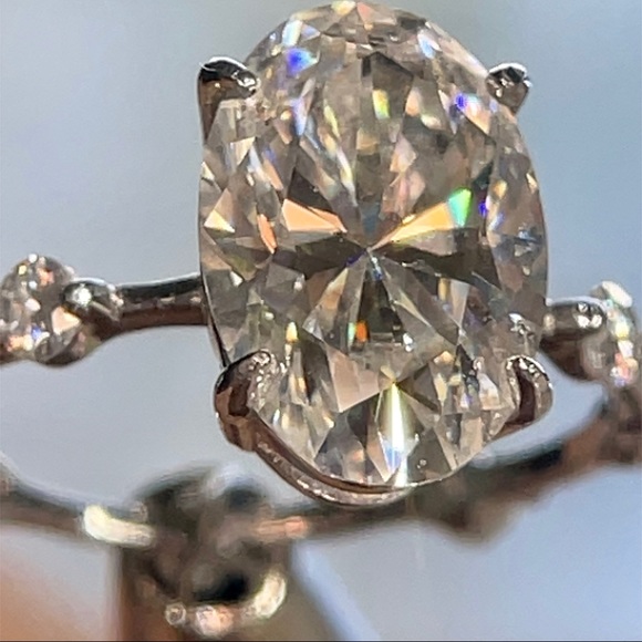 The Mila Ring - 4.5ct Oval Moissanite Ring - Picture 2 of 16